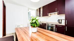 Réfrigérateur, four, fourneau de cuisine, cafetière/bouilloire