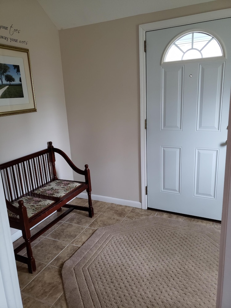 5BR home in Old Homestead 1 with Private Beach. 10 min. to Cedar Point