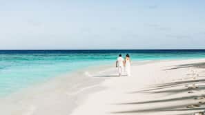 Playa privada, tumbonas, toallas de playa y masajes en la playa