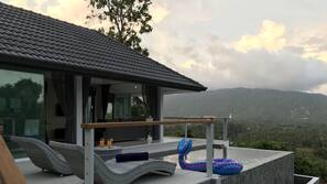 Hồ bơi ngoài trời, ghế dài tắm nắng