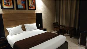 Bureau, rideaux occultants, Wi-Fi gratuit, draps fournis