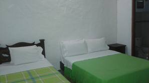 Tabla de planchar con plancha, wifi gratis, ropa de cama
