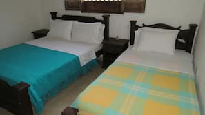 Tabla de planchar con plancha, wifi gratis, ropa de cama