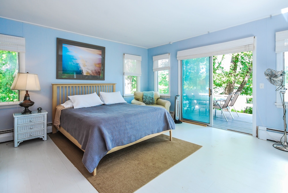 CHARMING WATERFRONT LAKE HOUSE ON SPRING FED PILGRIM LAKE Orleans Vrbo