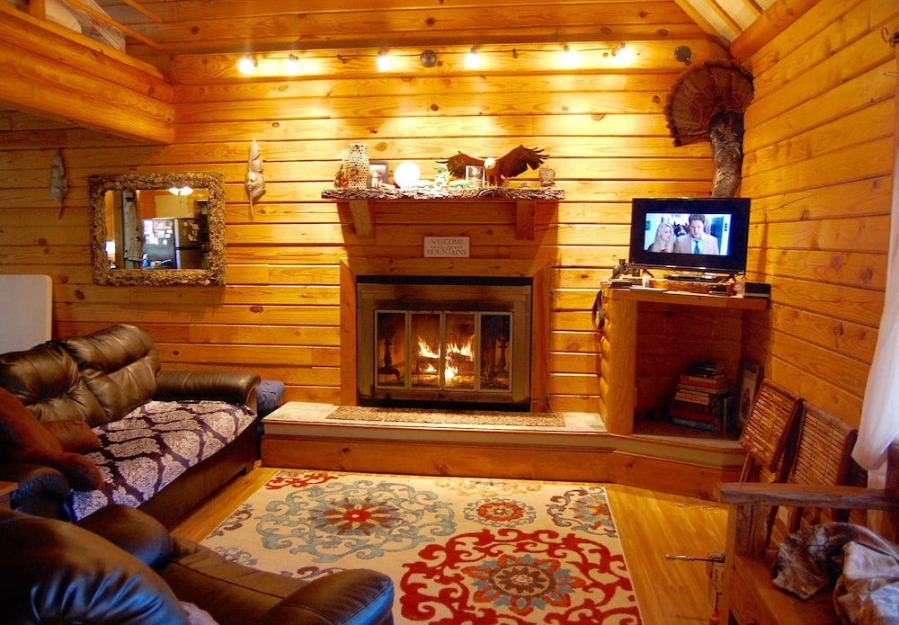 Lovely Mountain Cabin On Pond In Beautiful Smokey Mountains! in Marion, United States