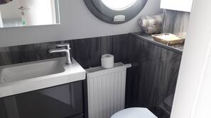 Een douche, gratis toiletartikelen, handdoeken