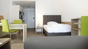 Ropa de cama hipoalergénica, escritorio, cortinas opacas