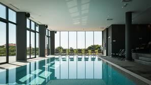 Innenpool, Außenpool, Sonnenschirme, Liegestühle