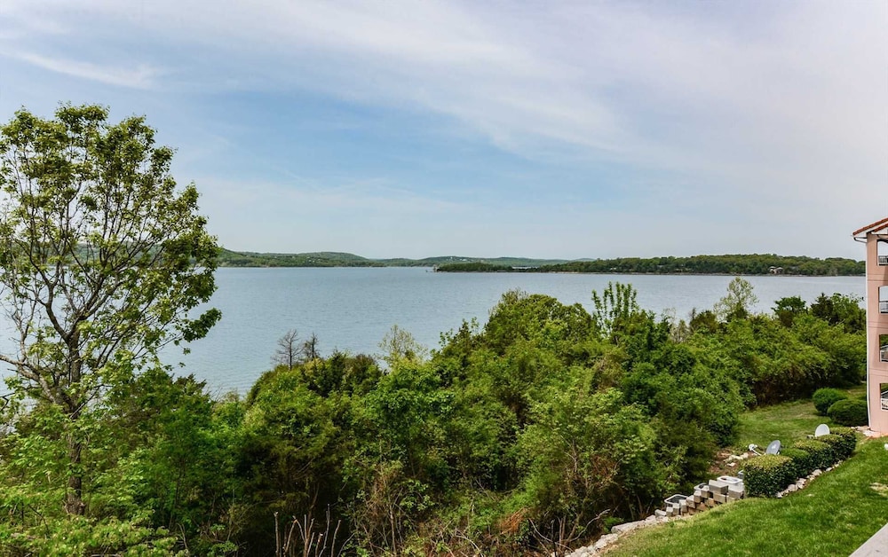 Beautiful Table Rock Lake Views! - 4 Bedroom - Pet Friendly