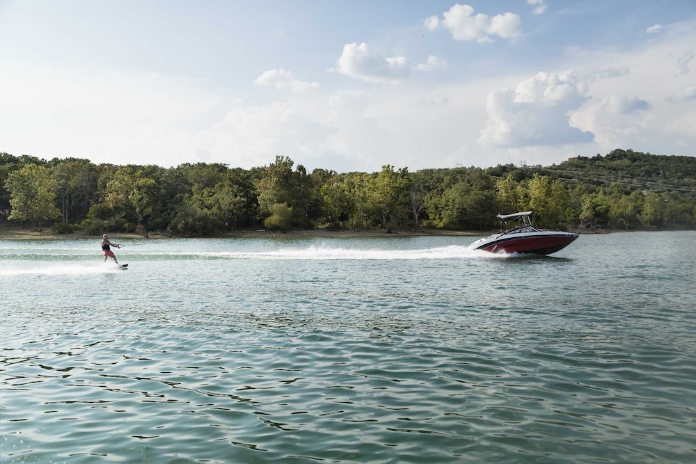 Beautiful Table Rock Lake Views! - 4 Bedroom - Pet Friendly