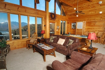 Eagles Nest 379 Three Bedroom Cabin Reviews Photos Rates