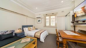 5 bedrooms, iron/ironing board, Internet, linens