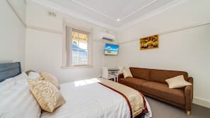 5 bedrooms, iron/ironing board, Internet, linens