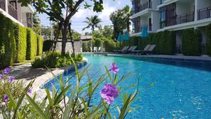 2 hồ bơi ngoài trời