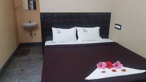 Free WiFi, linens