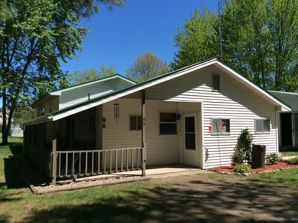 5 Bedroom Lake Access House and Entertainment Bldg for Rent Steuben