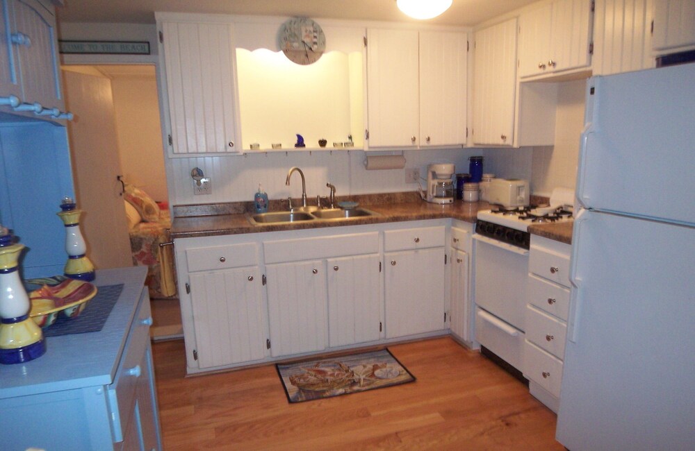 Classic Maine Beach Cottage In the Heart of Ogt. Village , Walk to