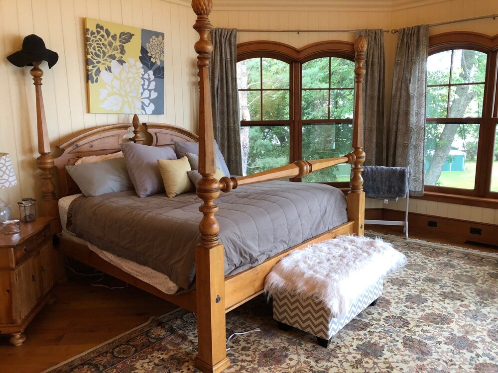 10,000 sq ft Log Home on the Bay of Green Bay only 15 minutes to