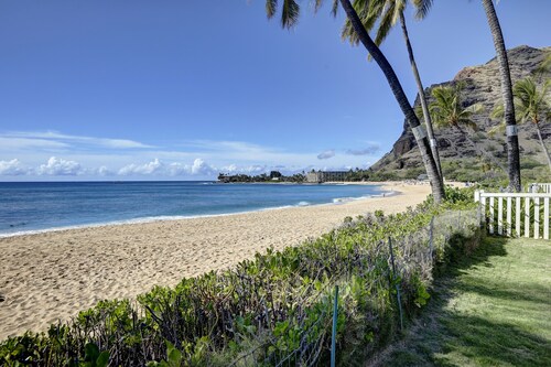 Makaha Beach Park Hotels Find Hotel Deals Steps From The Sand Charming Beach Front Cottage Located On Makaha Surfing