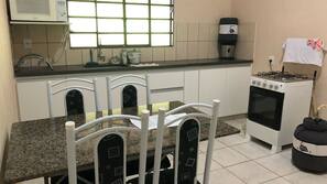 Micro-ondas, cafeteira/chaleira, talheres/pratos/utensílios de cozinha