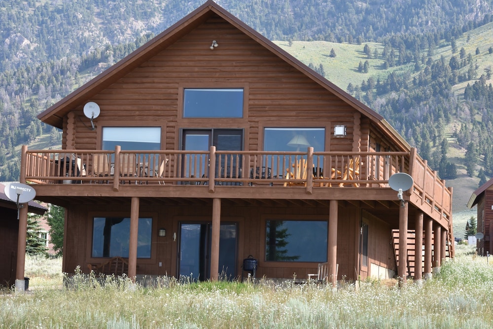 Stunning Log Cabin Close To Yellowstone Park Sleeps 14 In Island