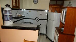 Full-size fridge, stovetop, cookware/dishes/utensils