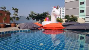 室外游泳池