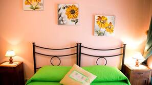 Roupas de cama premium, escrivaninha, camas extras/dobráveis (sobretaxa)