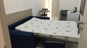 Minibar, iron/ironing board, free WiFi, linens