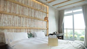 Premium bedding, desk, blackout drapes, free WiFi