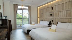 Premium bedding, desk, blackout drapes, free WiFi