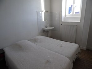 Economy Quadruple Room | Free cribs/infant beds, free WiFi, bed sheets