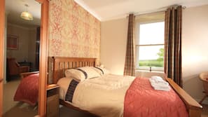 Tabla de planchar con plancha, wifi gratis, ropa de cama