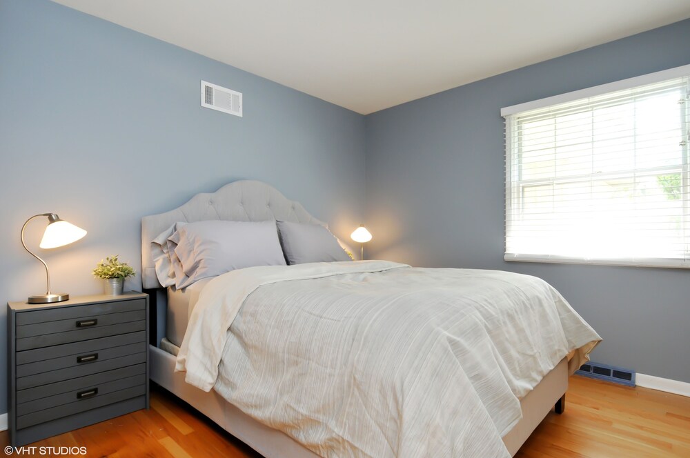 Professionally Sanitized Downtown Naperville Three Bedroom Retreat Naperville Vrbo