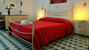 Una cassaforte in camera, una scrivania, ferro/asse da stiro