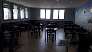 Déjeuner et dîner servis sur place, restauration en plein air