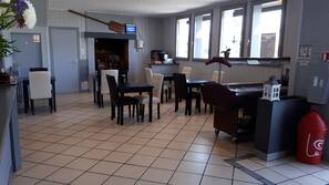 Petit-déjeuner buffet (9 EUR par personne)