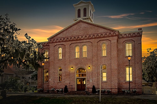 Great Place to stay Amelia Schoolhouse Inn near Fernandina Beach 