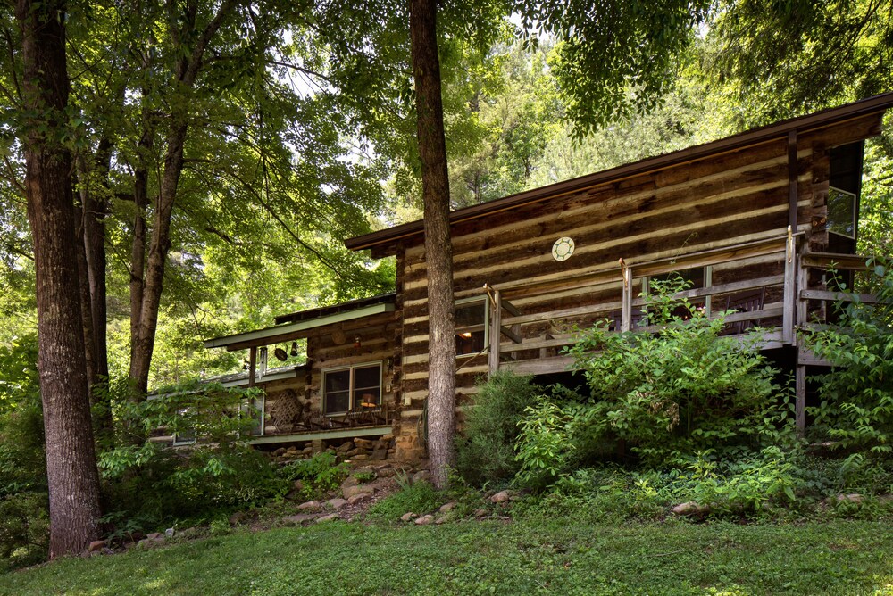 , Authentic Log Cabin 1/2 mi to Appalachian Trail/on Paint Creek/Fire pit/Fishing