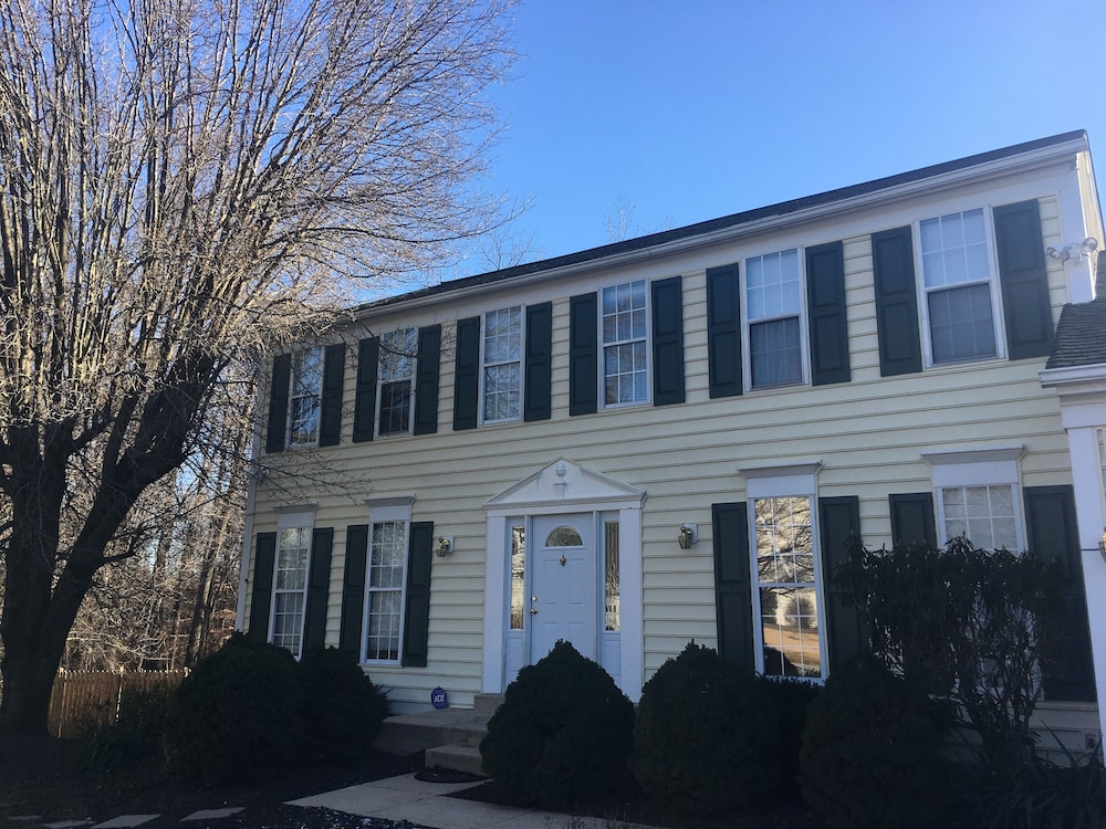 Gorgoeus Single Family Home on 1.2 Acres of Land Close to Everything in Annapolis, United States