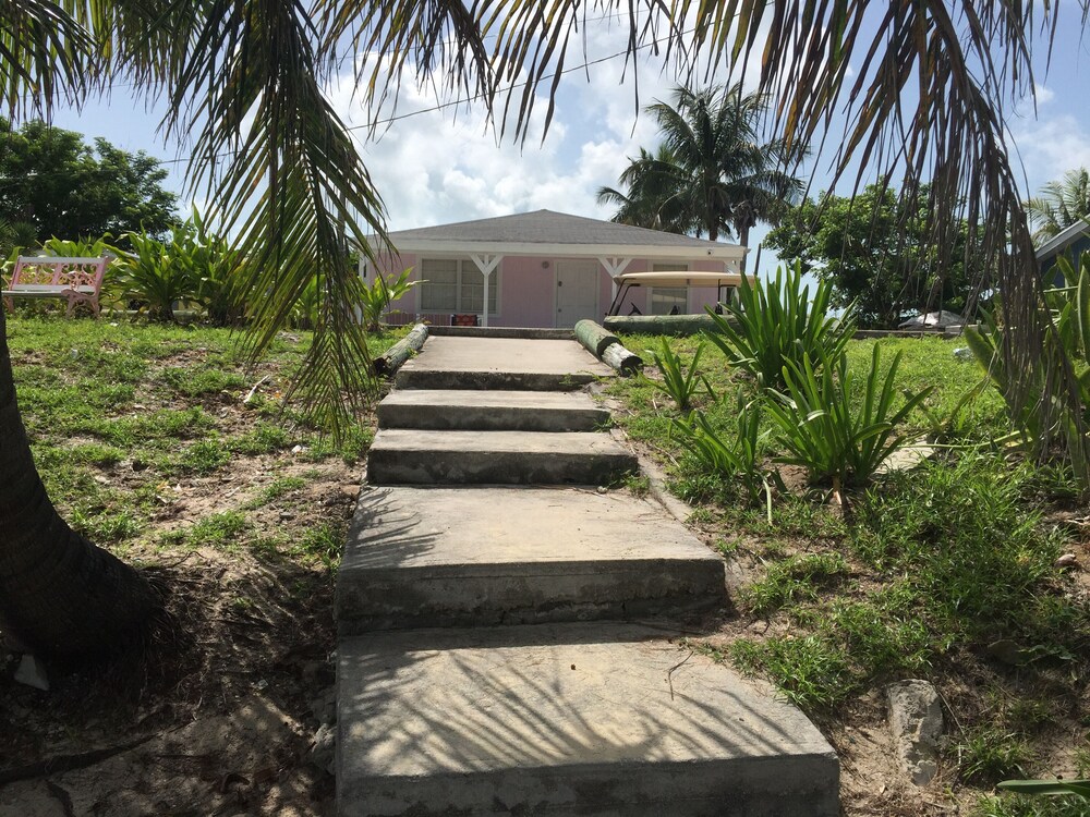 COZY SEASIDE 2 BED/2 BATH COTTAGE IN ALICE TOWN, BIMINI, BAHAMAS in