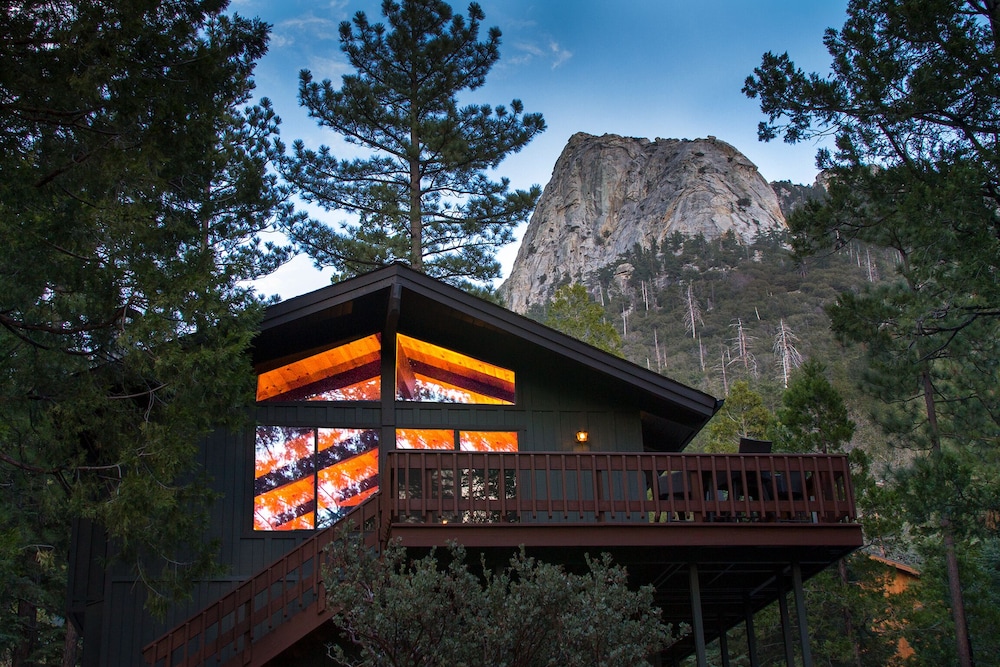 Cozy MidCentury Cabin w/ Dramatic Views Near Hiking At Humber Park. Pet