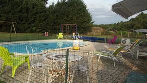 Piscine extérieure, parasols de plage, chaises longues