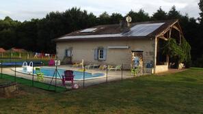Piscine extérieure, parasols de plage, chaises longues