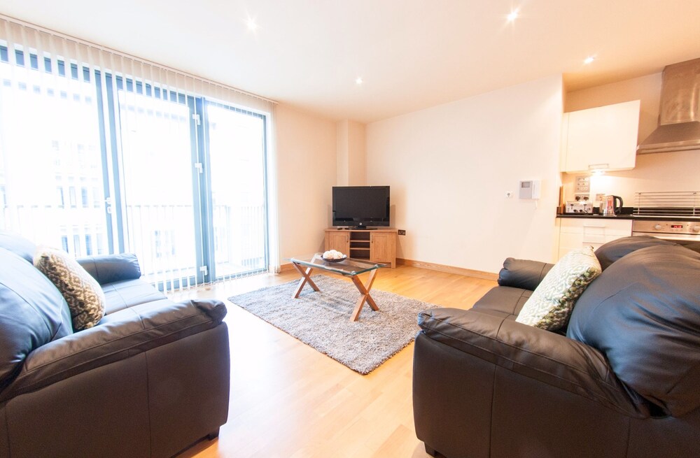 Spacious Riverside Flat For 4 In Stratford In London Hotel - 