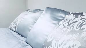 2 bedrooms, Internet, linens