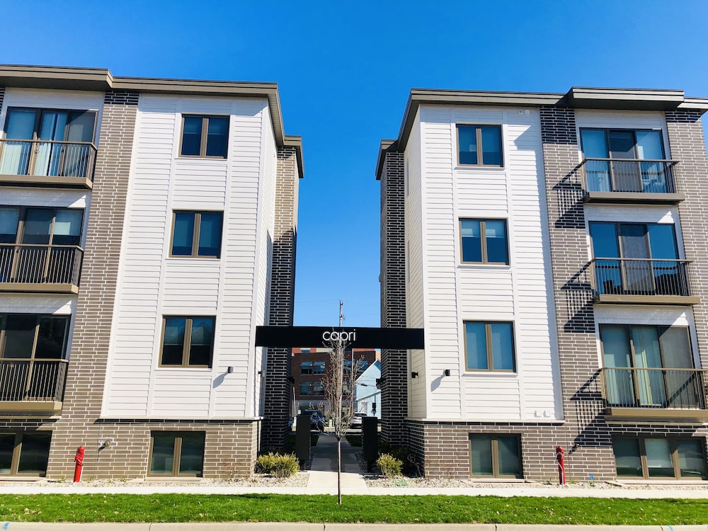 LUXURY DOWNTOWN TRAVERSE CITY CONDO CAPRI 1 NEW KING BED in Traverse