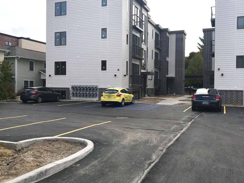 LUXURY DOWNTOWN TRAVERSE CITY CONDO CAPRI 1 NEW KING BED in Traverse