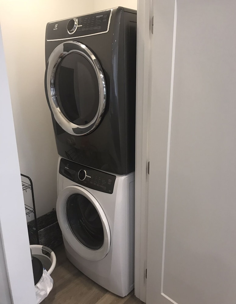 LUXURY DOWNTOWN TRAVERSE CITY CONDO CAPRI 1 NEW KING BED in Traverse