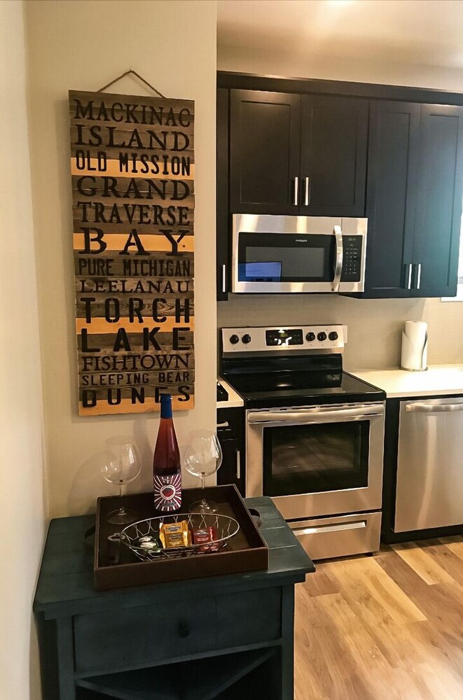 LUXURY DOWNTOWN TRAVERSE CITY CONDO CAPRI 1 NEW KING BED in Traverse